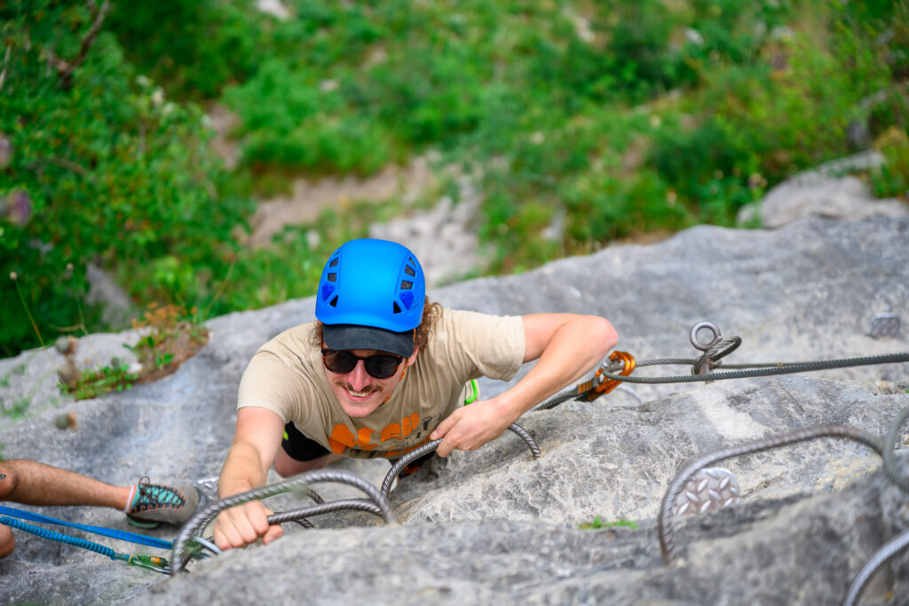 Via Ferrata de Sixt fer à cheval, de la verticalité dans la dalle des Paresseux, Arsène se concentre