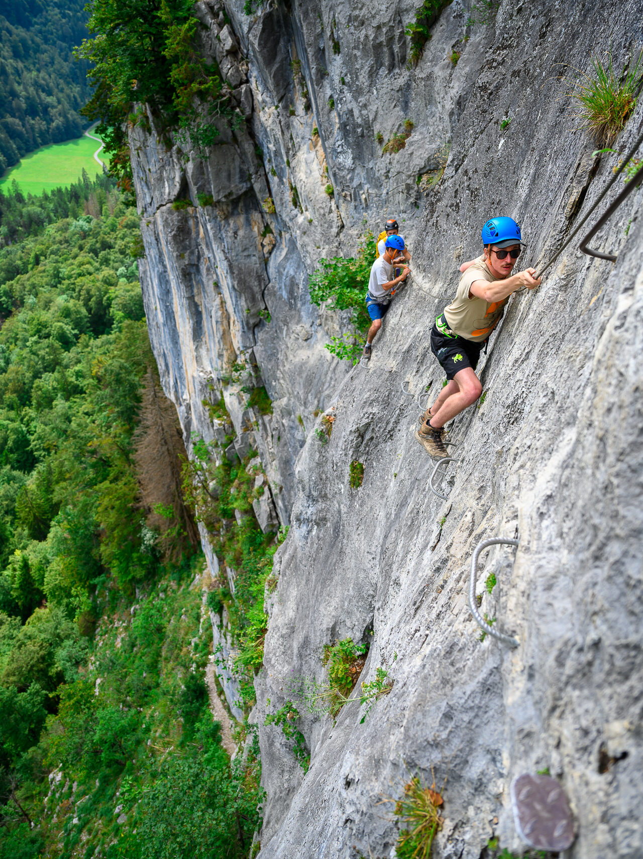 Via Ferrata Samoëns Sixt Fer à Cheval, les grimpeurs évoluent dans la fameuse dalle des Paresseux