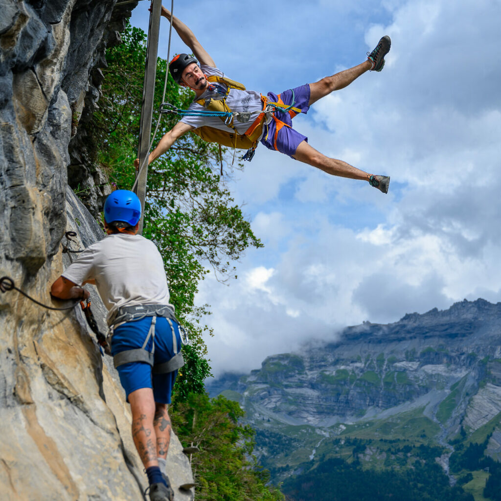 Via Ferrata de Sixt fer à cheval, passage de l'échelle, Jules en profite pour se mettre en drapeau