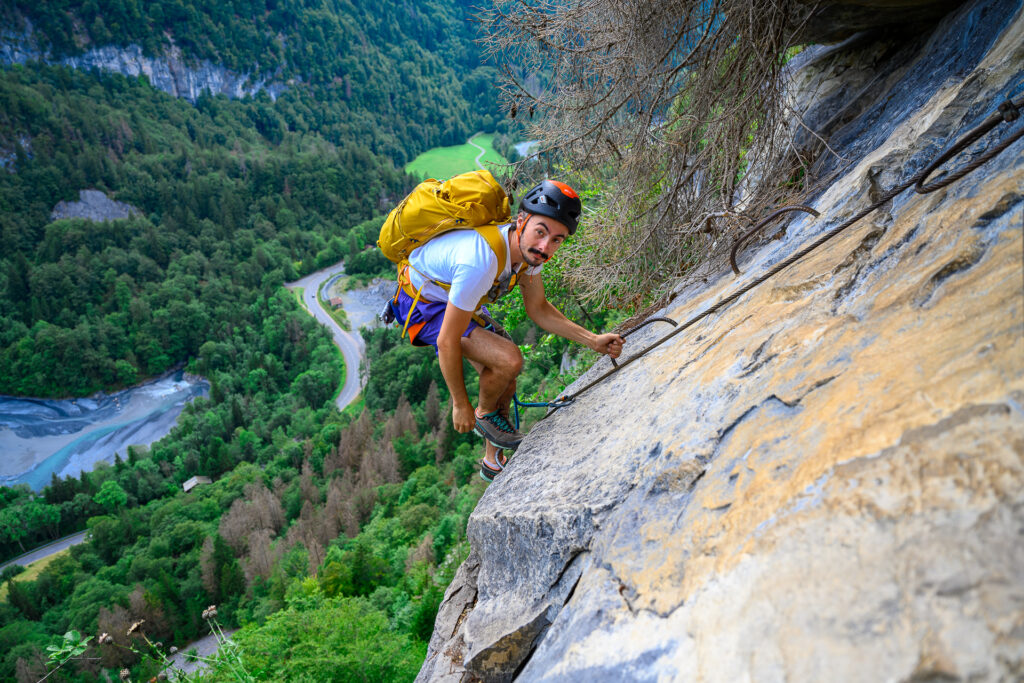 Via Ferrata de Sixt fer à cheval, Jules le moniteur rétabli sur la Traversée de l’Ally dessus de la vallée du Giffre